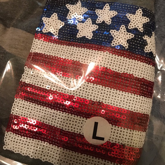 Camouflage short sleeve V-neck t-shirt with patriotic sequence flag on pocket. - Picture 5 of 5